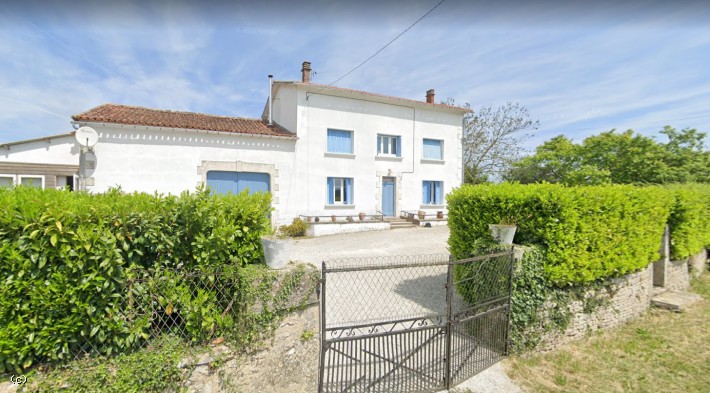 Jolie Maison Ancienne Avec Garage Et Terrain De Plus D'Un Hectare