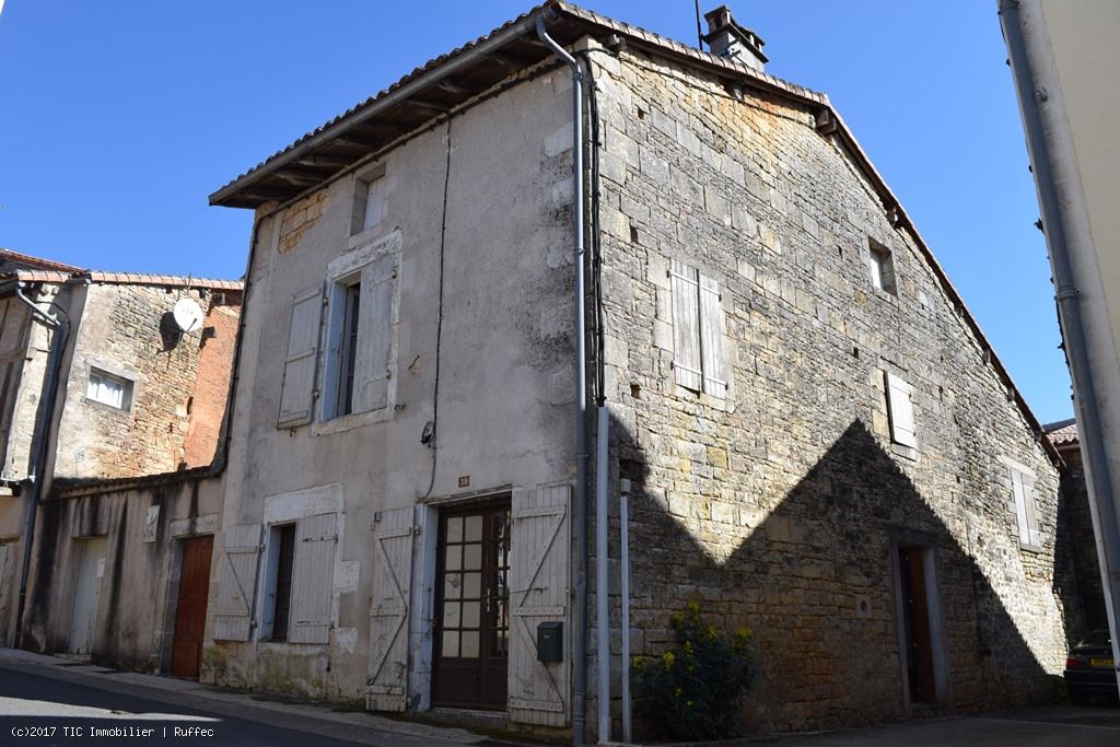 Maison Ancienne A Rénover Entièrement - A Nanteuil En Vallée