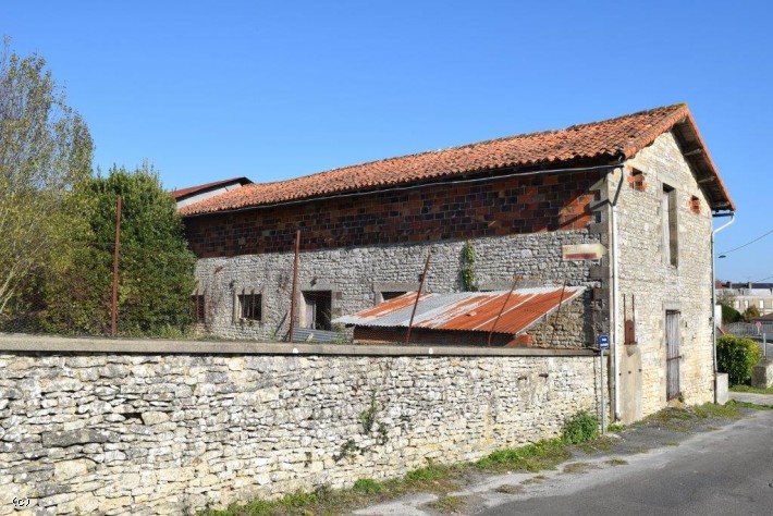 Grange a Renover Avec Jardin a Ruffec