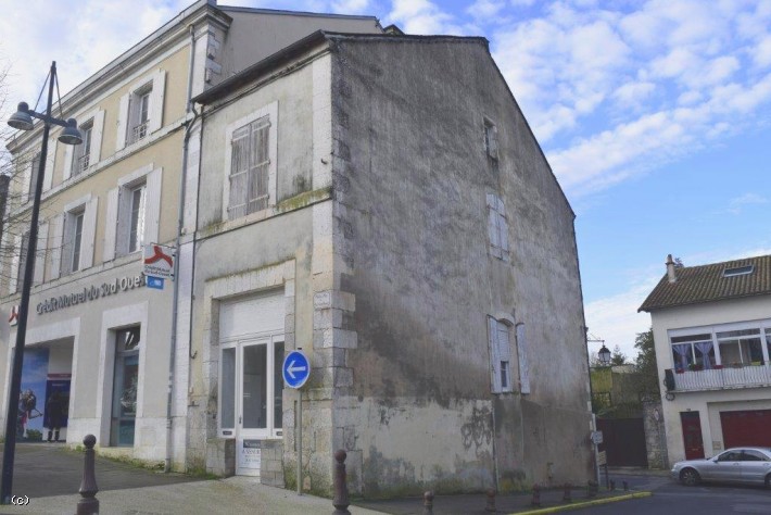 Building With Ground Floor Offices And Potential for Apartment Above- In The Town Centre Of Ruffec