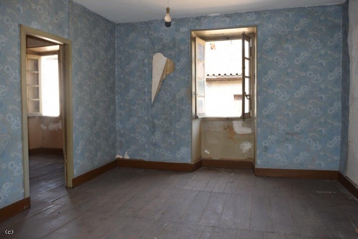 Town House to Renovate - Champagne Mouton