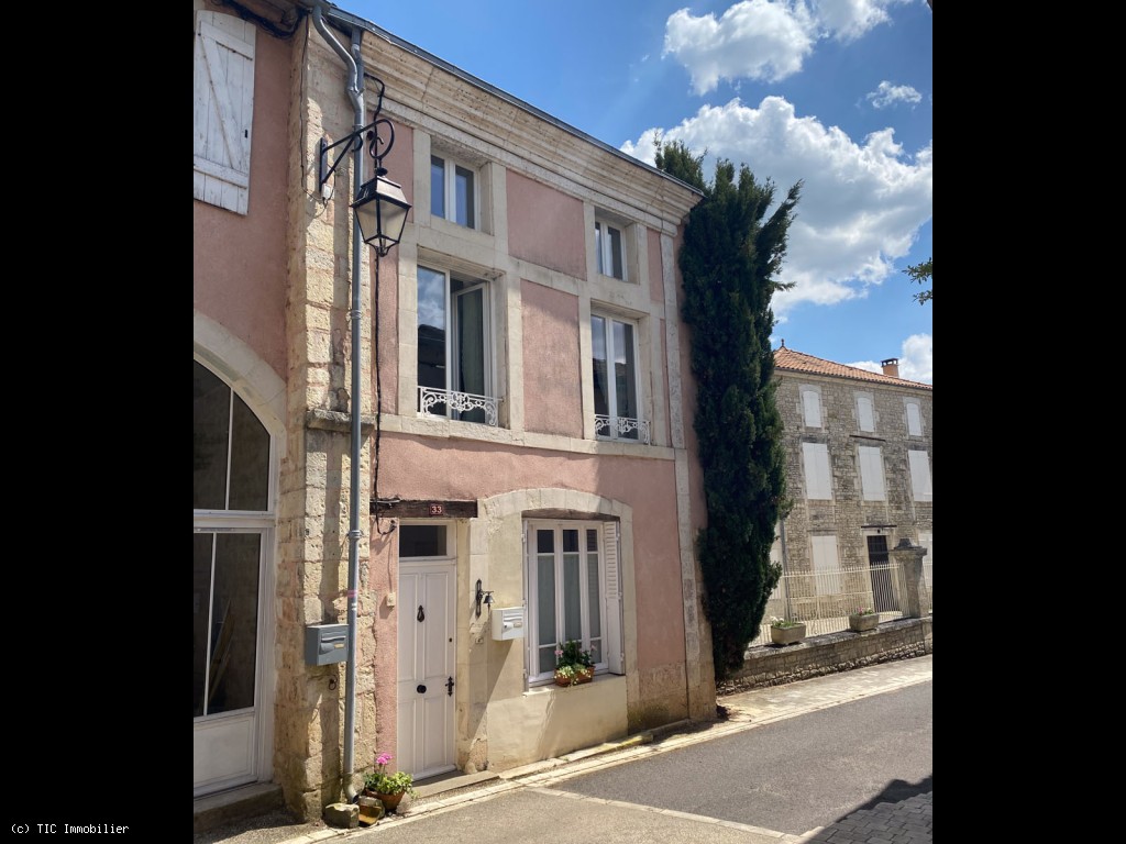 Belle Maison de 4 Chambres dans le Pittoresque Village de Nanteuil-en-Vallée