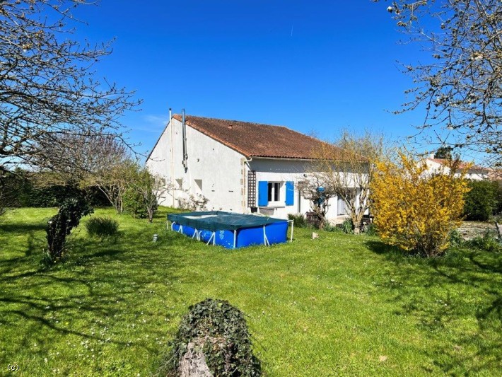 Maison en pierre de plain-pied, beau terrain arboré