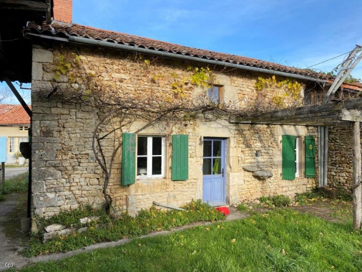 Country House Close to Champagne Mouton With Properties To Finish Off And Barns. On 17932m²