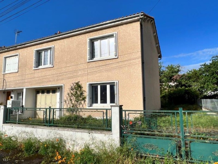 Pavillon Avec Jardin et Garage Proche des Commerces - Ruffec