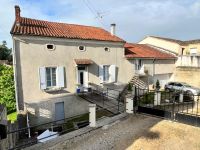 Maison Ancienne Avec Joli Extérieur - Centre de Ruffec