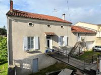 Maison Ancienne Avec Joli Extérieur - Centre de Ruffec