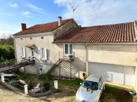 Maison Ancienne Avec Joli Extérieur - Centre de Ruffec