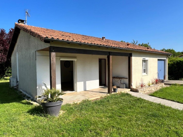 3 Bedroom Town Centre Bungalow In Perfect Order. Attached Garage And Enclosed Garden