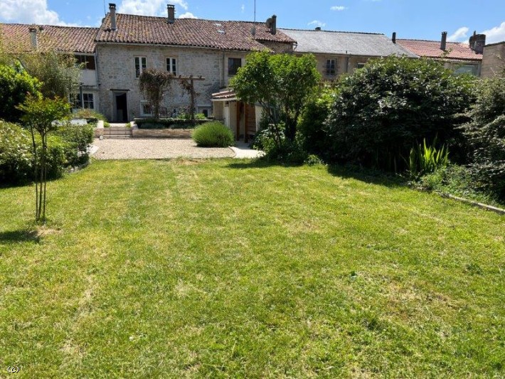 Superb 15th Century House With Beautiful Garden And Garage - Verteuil