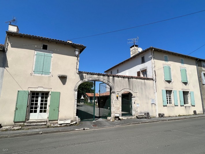 Belle Maison en Pierre centre Verteuil sur Charente avec Porche en Pierre