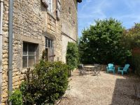 Maison Ancienne Avec Joli Extérieur - Centre de Ruffec