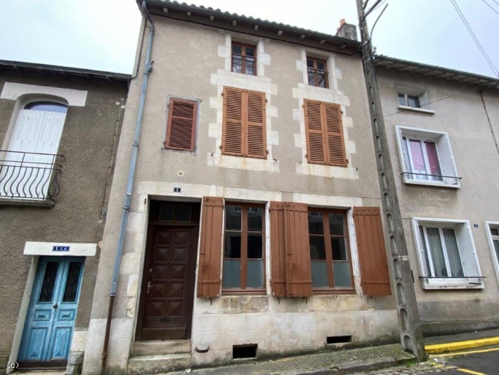Maison De Ville Spacieuse - A Civray