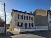 Maison de Village Proche Commerces Avec Jardin et Dépendances