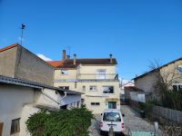 Maison de Village Proche Commerces Avec Jardin et Dépendances