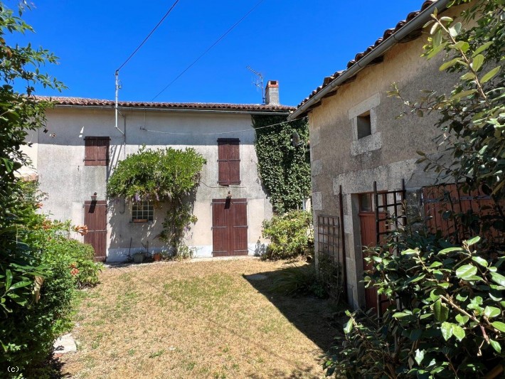 Maison De Campagne Avec 3 Chambres Et Une Petite Grange