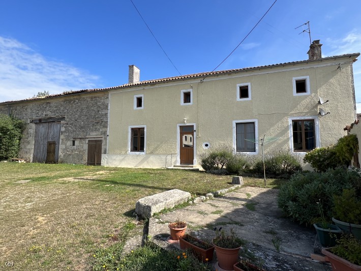 Ensemble de Deux Maisons Anciennes - Proche Chef-Boutonne