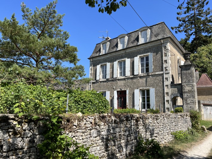 Maison Bourgeoise Avec Jardin - Proche Centre Ruffec