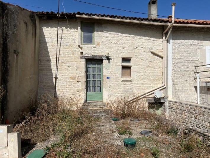 Pretty little house with courtyard at the end of a cul-de-sac