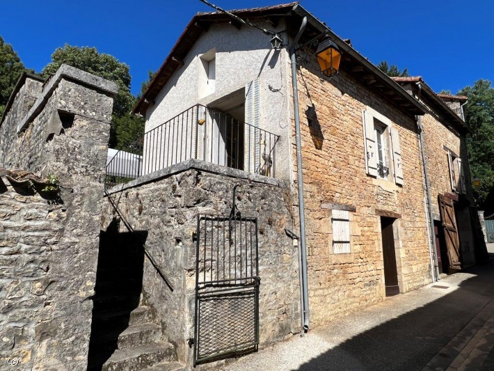 Ancienne Maison en Pierre dans Village Médiéval