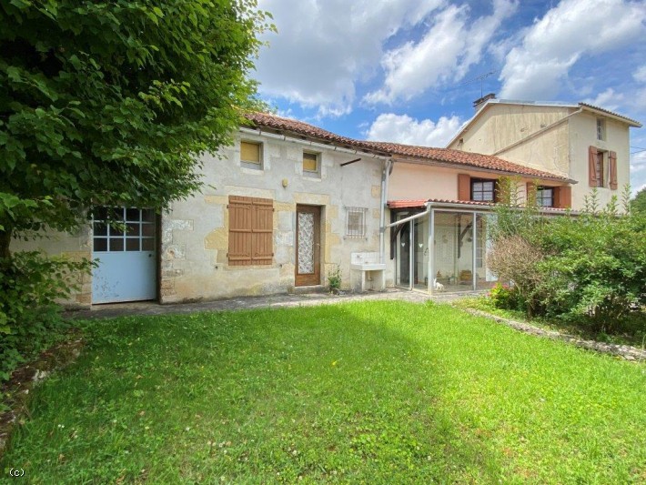 Jolie Maison en pierre près de Ruffec