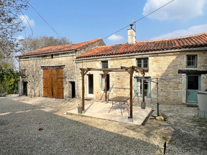 Maison En Pierre Avec Gîte - Proche Mansle