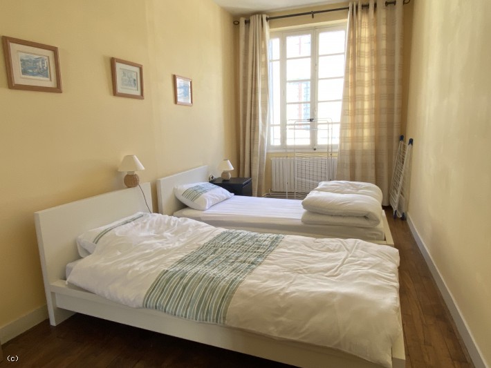 Flat With Independent Business Premises In The Historic Village Of Vertueil