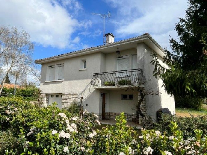 Pavillon Avec Garage Au Calme - Proche Ruffec