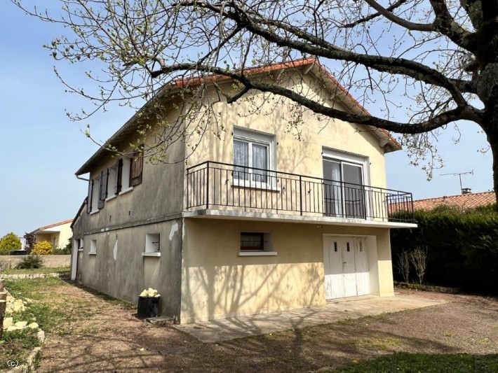 Ruffec : Detached 3-Bedroom House With Enclosed Gardens