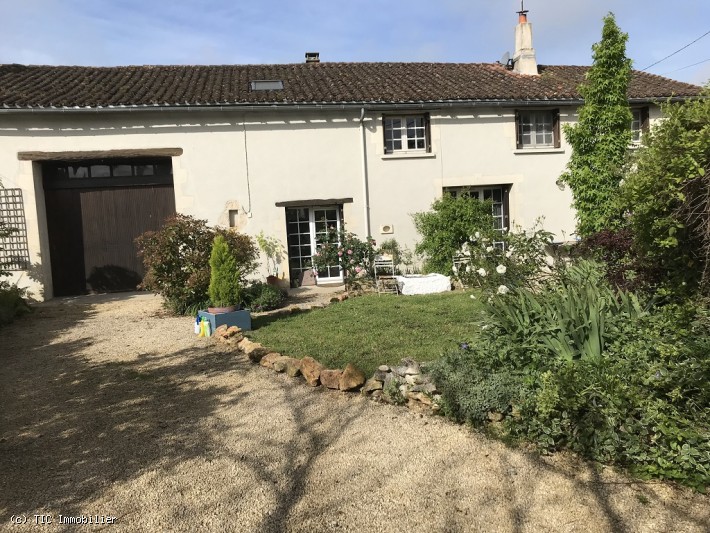 Très Jolie Maison Près de Civray