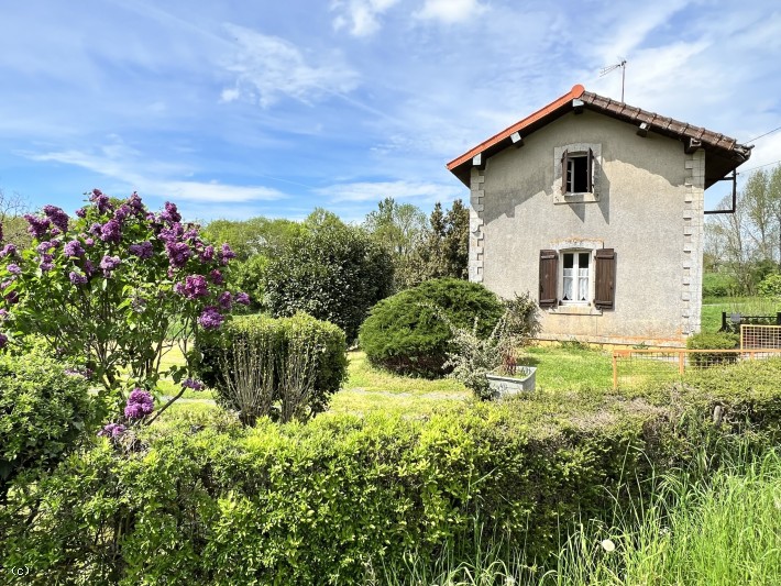 Ancienne Maison de Gardien de Chemin de Fer avec Dépendances et Joli Terrain