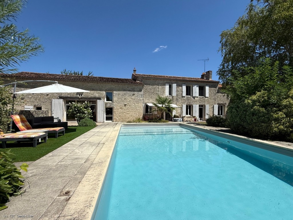 Superbe Maison en Pierre de 5 Chambres avec Piscine