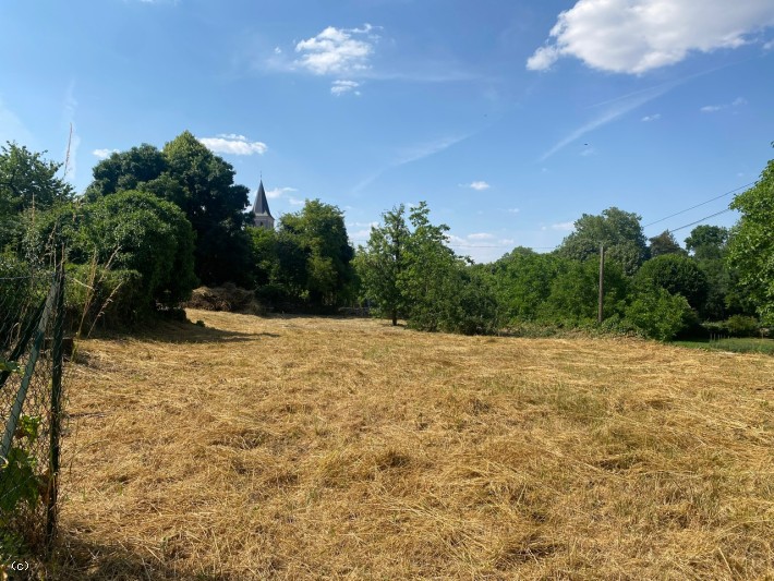 Beau Terrain Constructible Centre Verteuil sur Charente Vue du Chateau et Riviere