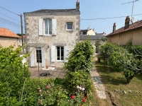 Maison de Caractère avec 3 Chambres, Jardin et Garage à Ruffec