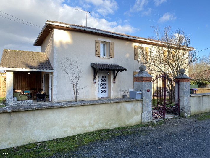 Maison Au Calme Avec Dépendances Et Grand Terrain