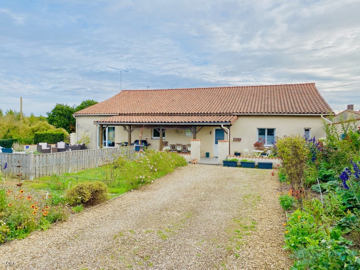 Très Belle Maison Rénovée Avec Goût et Charme à Lizant avec 4/5 Chambres, Piscine et Beau Terrain