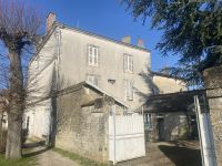 Grande Maison de Ville avec 9 Chambres au coeur de Ruffec