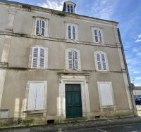 Grande Maison de Ville avec 9 Chambres au coeur de Ruffec