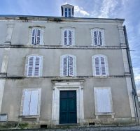 Grande Maison de Ville avec 9 Chambres au coeur de Ruffec