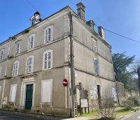 Grande Maison de Ville avec 9 Chambres au coeur de Ruffec