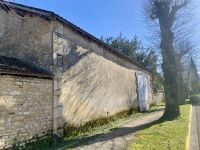 Grande Maison de Ville avec 9 Chambres au coeur de Ruffec