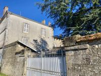 Grande Maison de Ville avec 9 Chambres au coeur de Ruffec