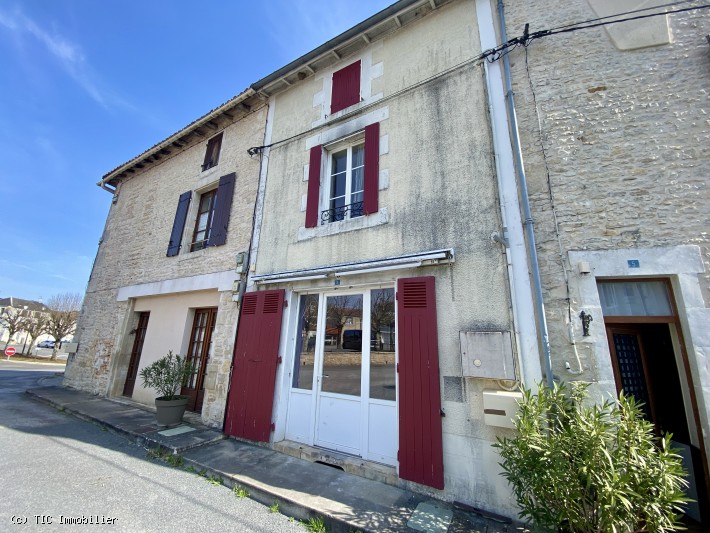 Petite Maison en Pierre au Coeur du Village