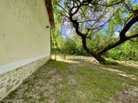 Jolie maison du village avec jardin privé et deux chambres, le tout au rez de chaussée.