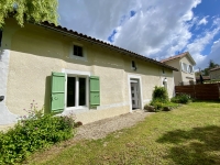 Jolie maison du village avec jardin privé et deux chambres, le tout au rez de chaussée.