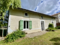 Jolie maison du village avec jardin privé et deux chambres, le tout au rez de chaussée.