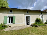 Jolie maison du village avec jardin privé et deux chambres, le tout au rez de chaussée.