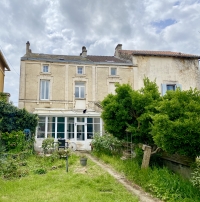 Belle Maison de Ville à Ruffec Avec 4 Chambres et Jardin Clos