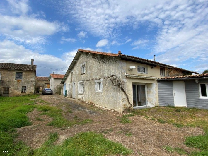 3 Bedroom Country House With 2 Independent Houses To Renovate. On 2280m²