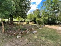 Jolie maison du village avec jardin privé et deux chambres, le tout au rez de chaussée.